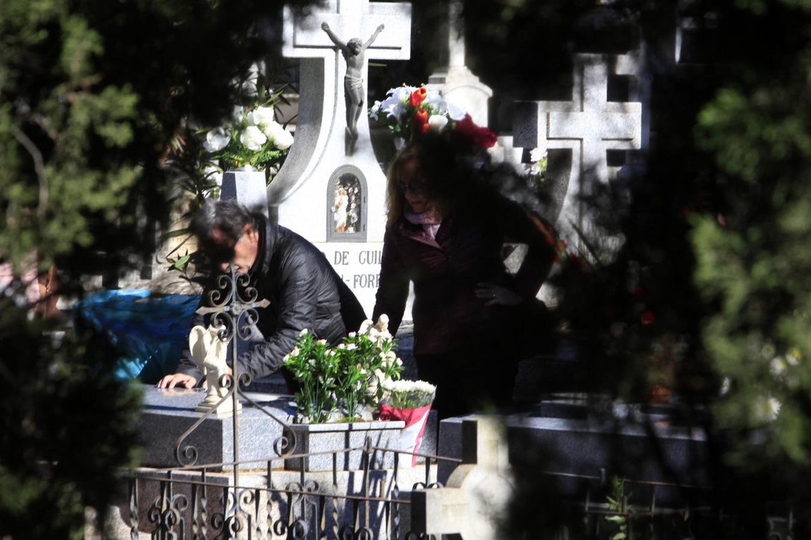 Miles de toledanos visitan el cementerio el Día de todos los Santos