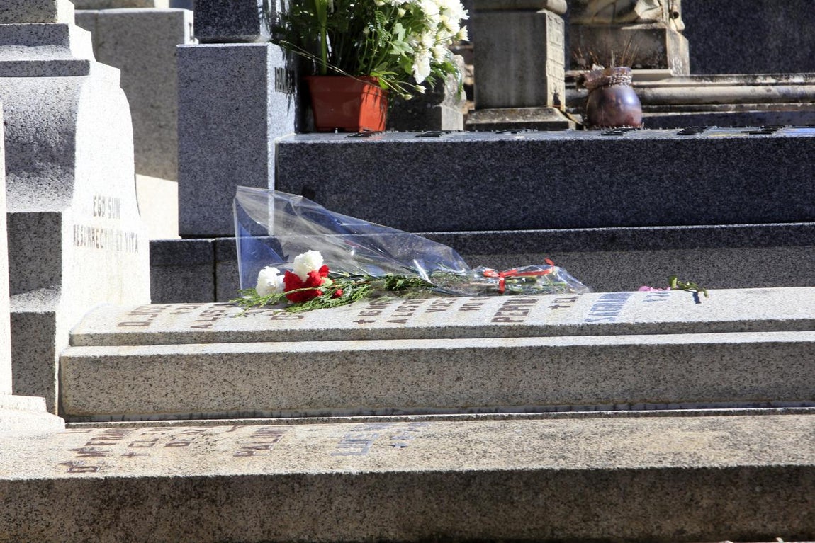 Miles de toledanos visitan el cementerio el Día de todos los Santos