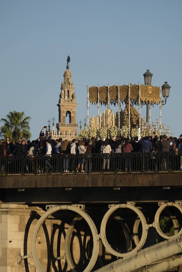 En imágenes: Triana despide a la Esperanza en el puente