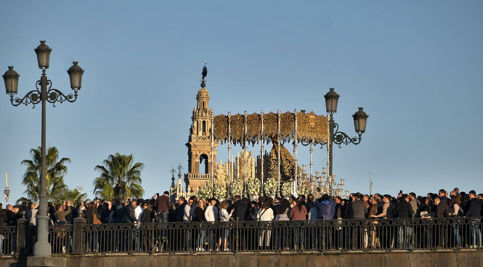 En imágenes: Triana despide a la Esperanza en el puente