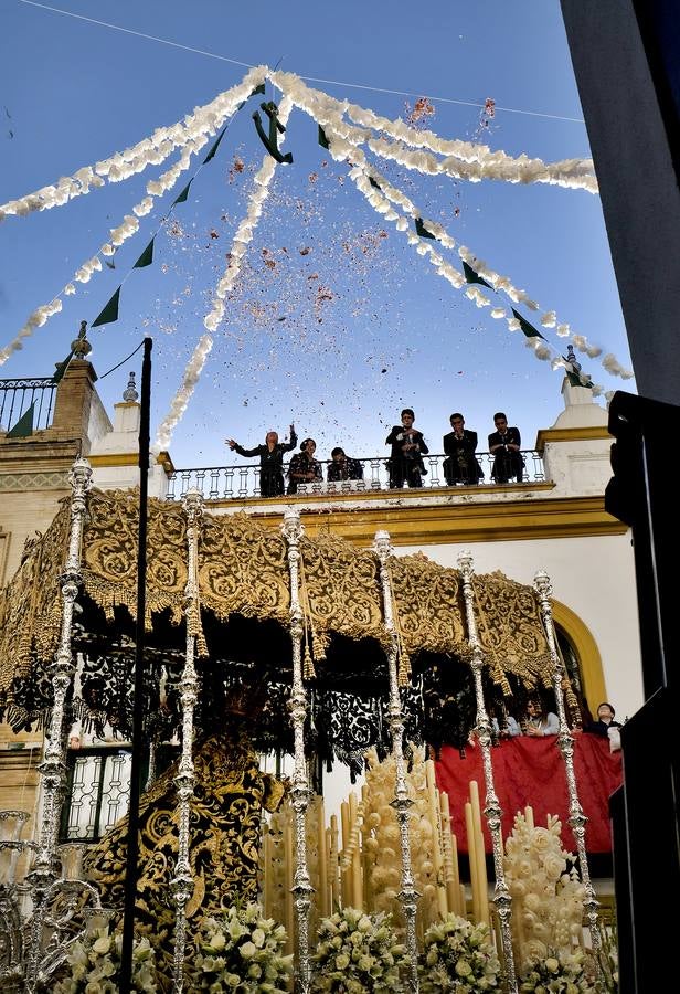 Fotogalería: regocijo en la calle Pureza con la salida de la Esperanza de Triana