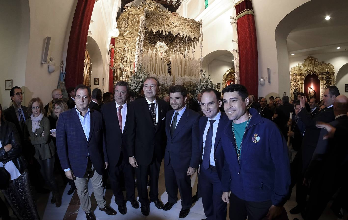 Fotogalería: regocijo en la calle Pureza con la salida de la Esperanza de Triana