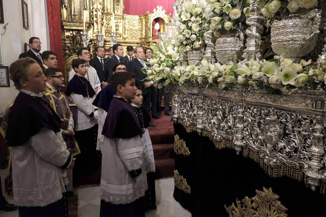 Fotogalería: regocijo en la calle Pureza con la salida de la Esperanza de Triana