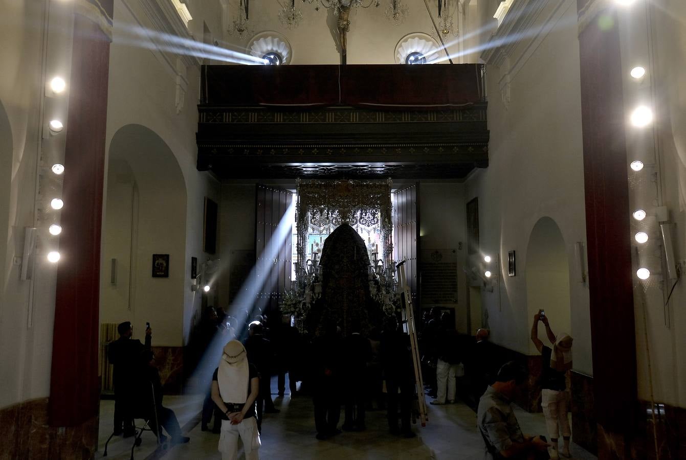 Fotogalería: regocijo en la calle Pureza con la salida de la Esperanza de Triana