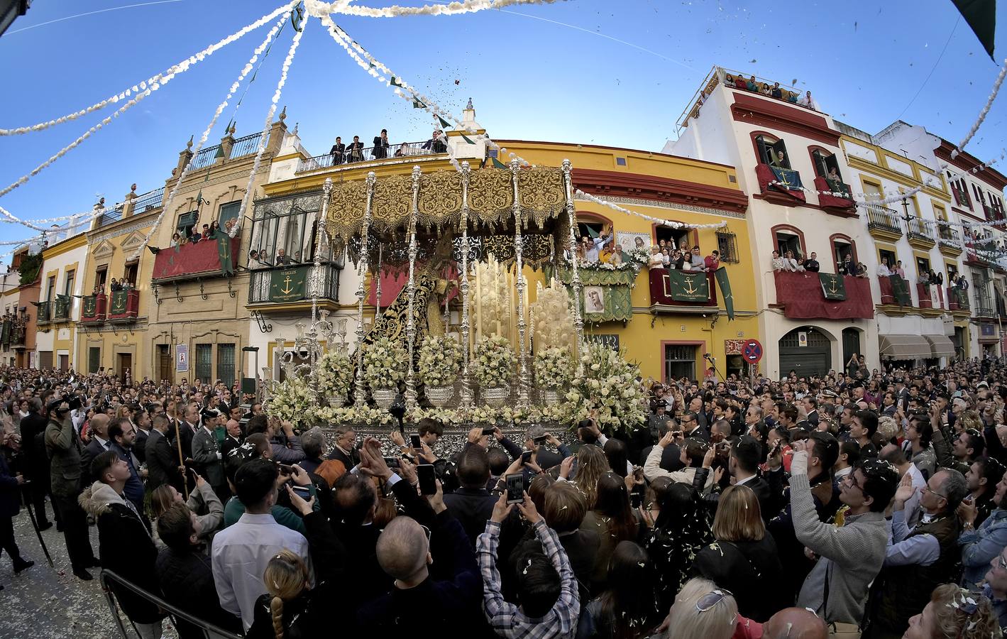 Fotogalería: regocijo en la calle Pureza con la salida de la Esperanza de Triana