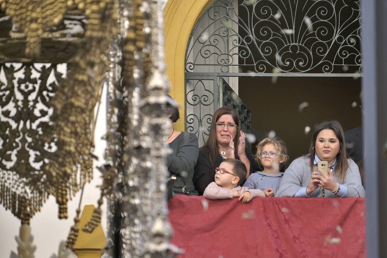 Fotogalería: regocijo en la calle Pureza con la salida de la Esperanza de Triana