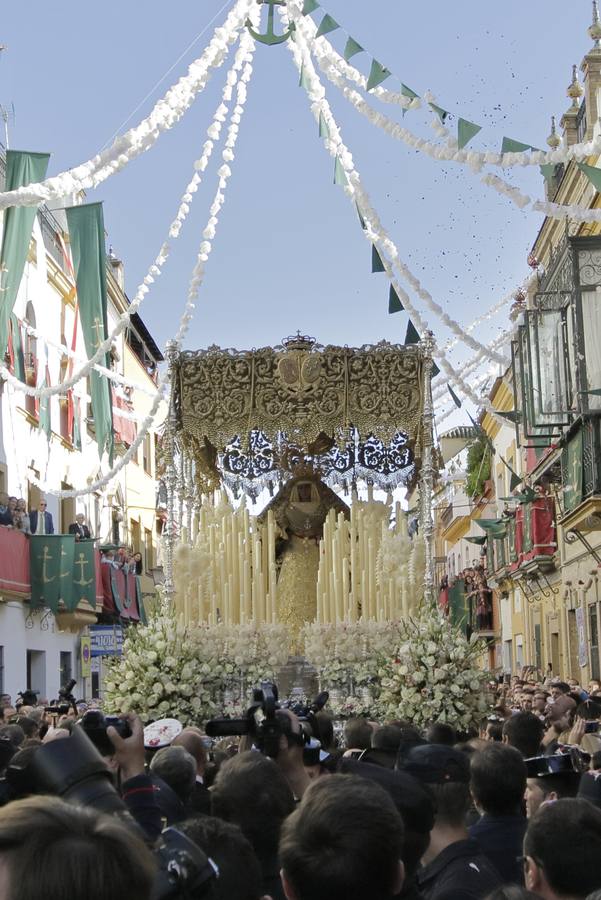 Fotogalería: regocijo en la calle Pureza con la salida de la Esperanza de Triana