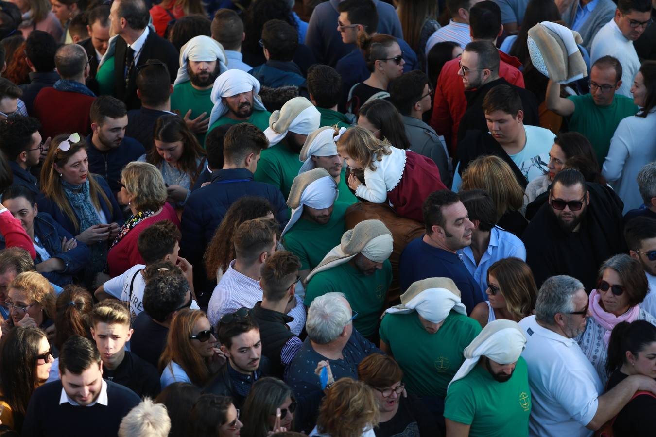 En imágenes: Triana despide a la Esperanza en el puente