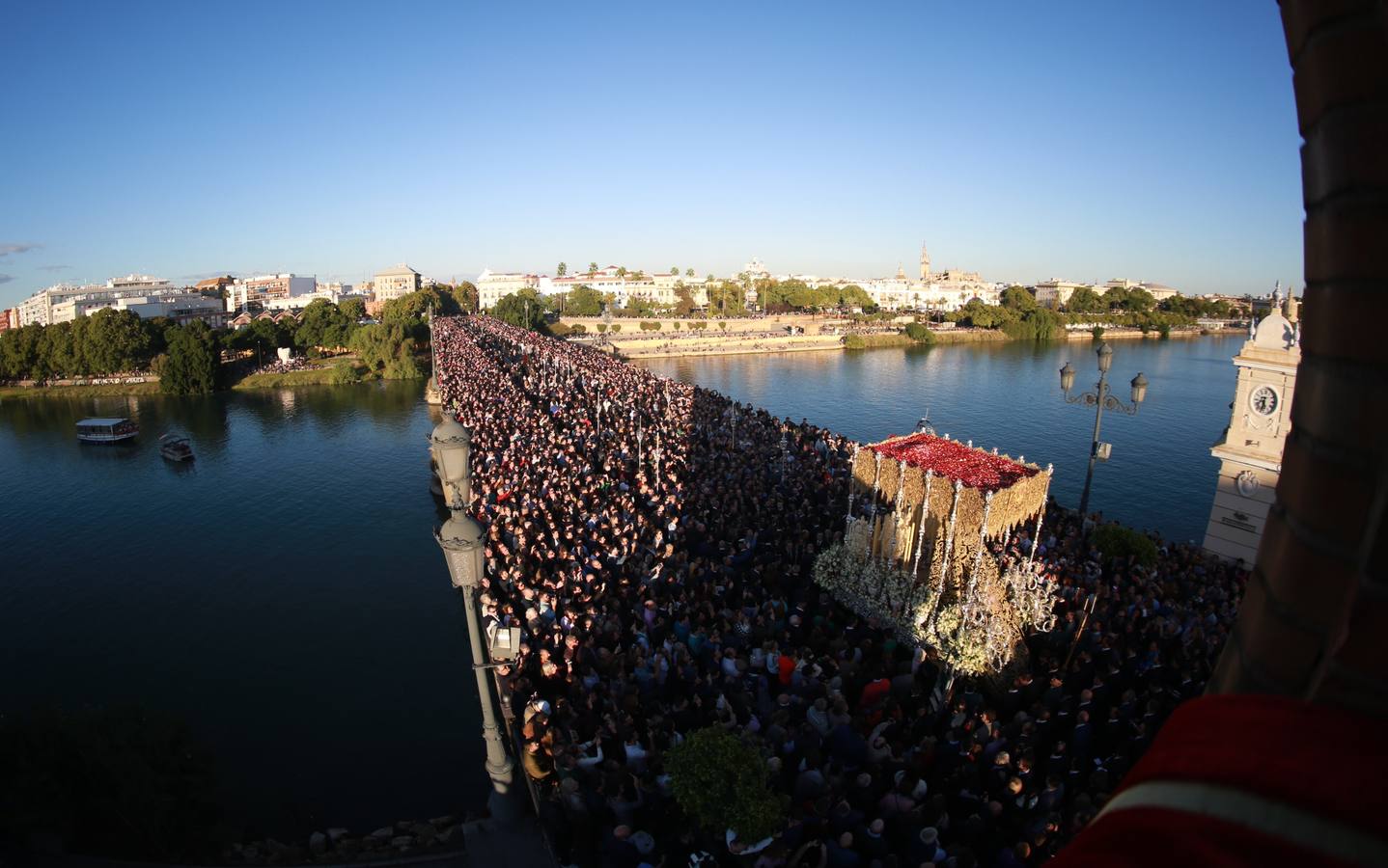 En imágenes: Triana despide a la Esperanza en el puente