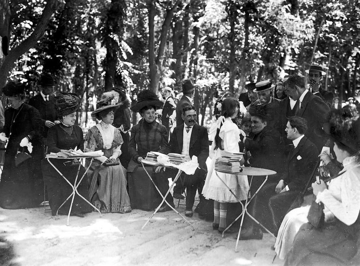 6.. El jurado entrega en El Retiro un premio de literatura infantil a una de las ganadoras. Primavera de 1910.