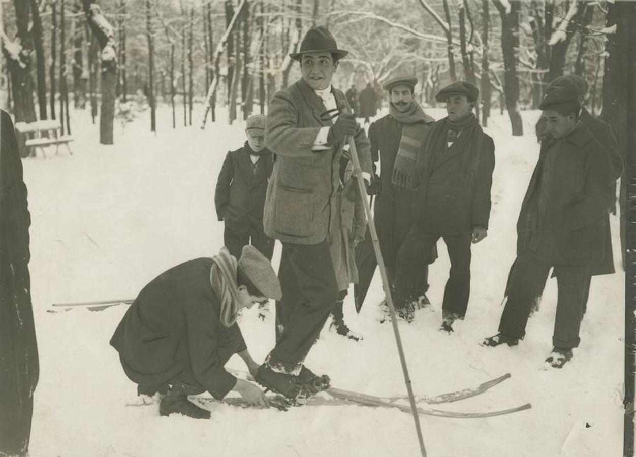 9.. 17 de enero de 1914. Un deportista calzand para patinar en El Retiro