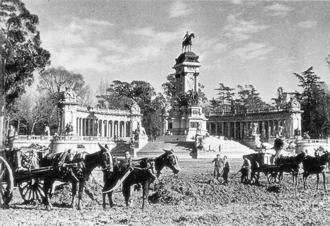 14.. Los trabajos de limpieza y vaciado del Estanque Grande de El Retiro realizados con carros de caballos en 1929.