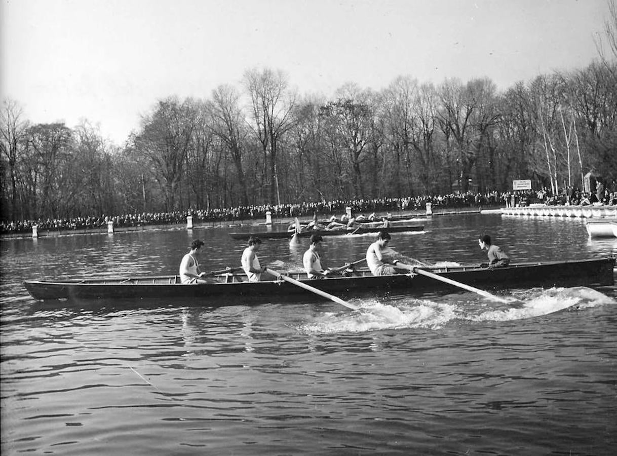 25.. 9 de marzo de 1964. El Parque del Retiro estrena barcas. Tras la temporada en que fue «plató» cinematográfico el estaque del Retiro