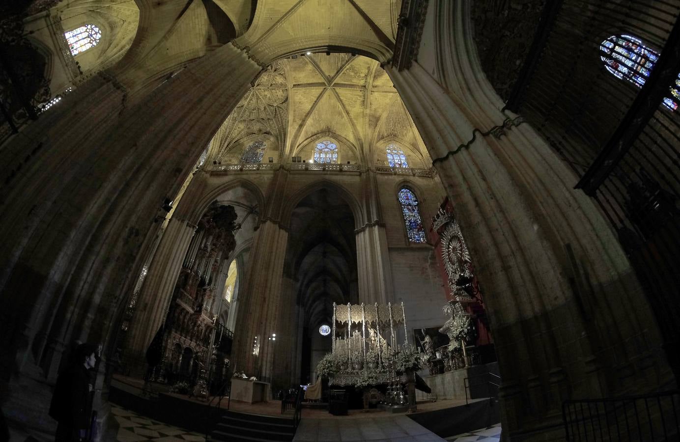 En imágenes, la Esperanza de Triana en el Altar del Jubileo de la Catedral