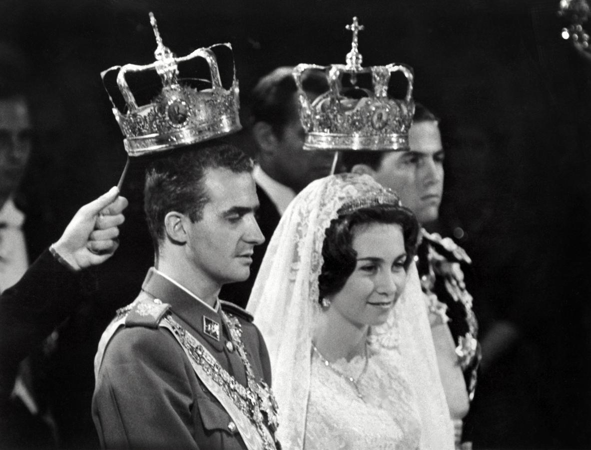 Tras la petición de mano, celebrada en Lausana (Suiza), los Príncipes Don Juan Carlos y Doña Sofía se casaron el 14 de mayo de 1962 en la Catedral de Santa María de Atenas siguiendo los ritos católico y ortodoxo.. 