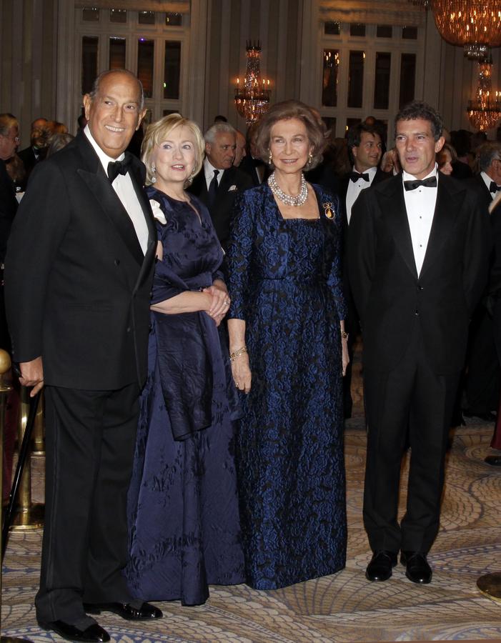 Doña Sofía junto al modisto Óscar de la Renta, la política Hillary Clinton y el actor Antonio Banderas, en la gala del Instituto Español Reina Sofia, en noviembre de 2013.. 