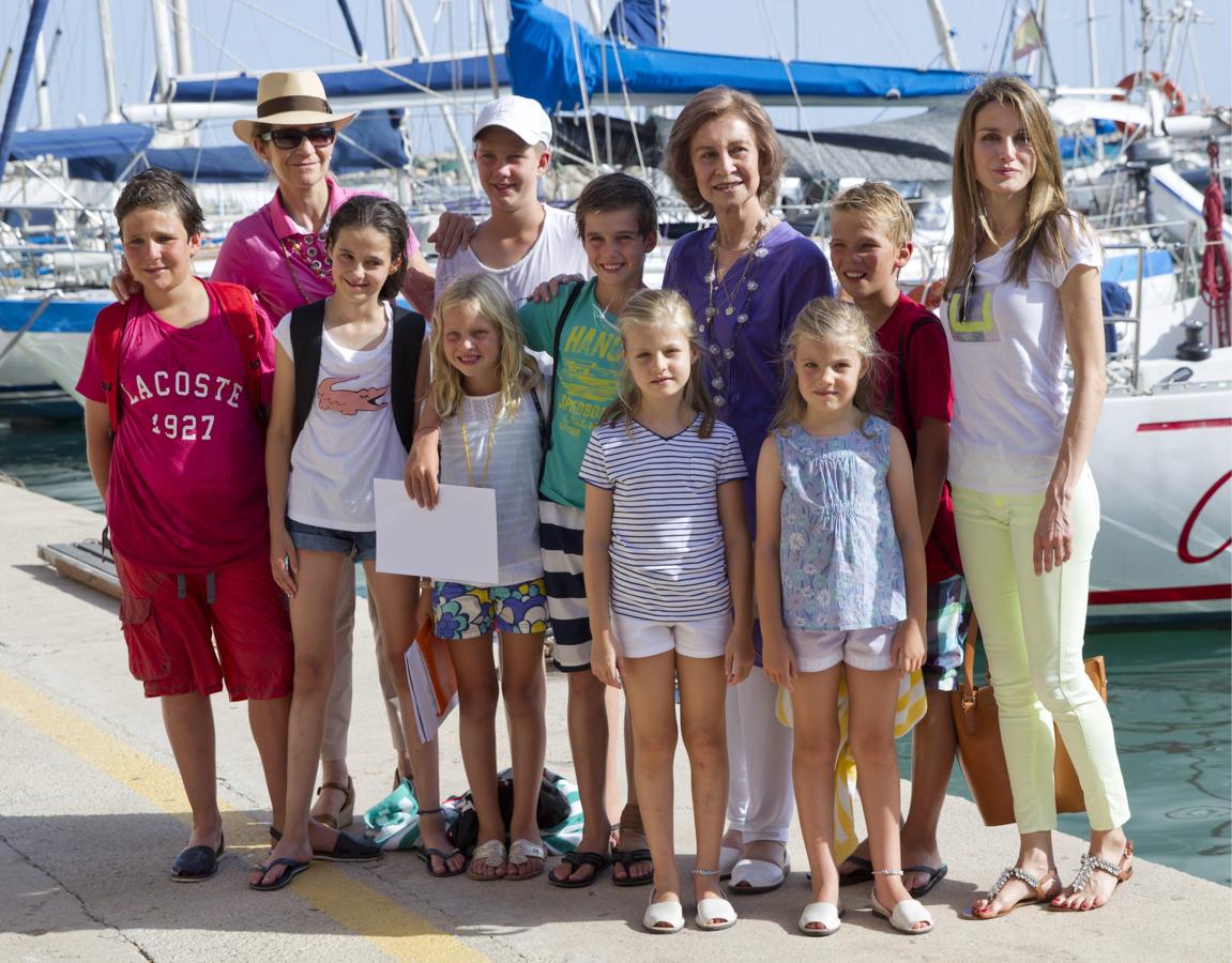 Doña Sofía, con Doña Letizia, Doña Elena y sus ocho nietos.. 