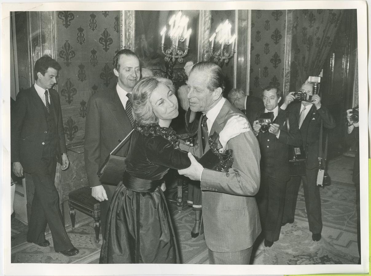 Doña Sofía saluda al Príncipe Felipe, duque de Edimburgo, en el Palacio de la Zarzuela, en 1982.. 