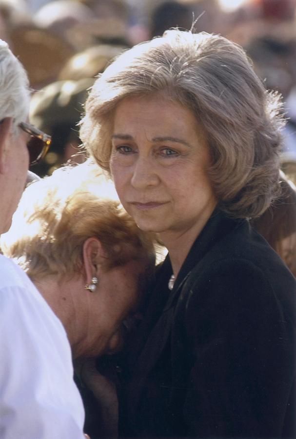La solidaridad: Doña Sofía consuela a la madre de una víctima del accidente Yak-42 ocurrido en Turquía el 26 de mayo de 2003.. 