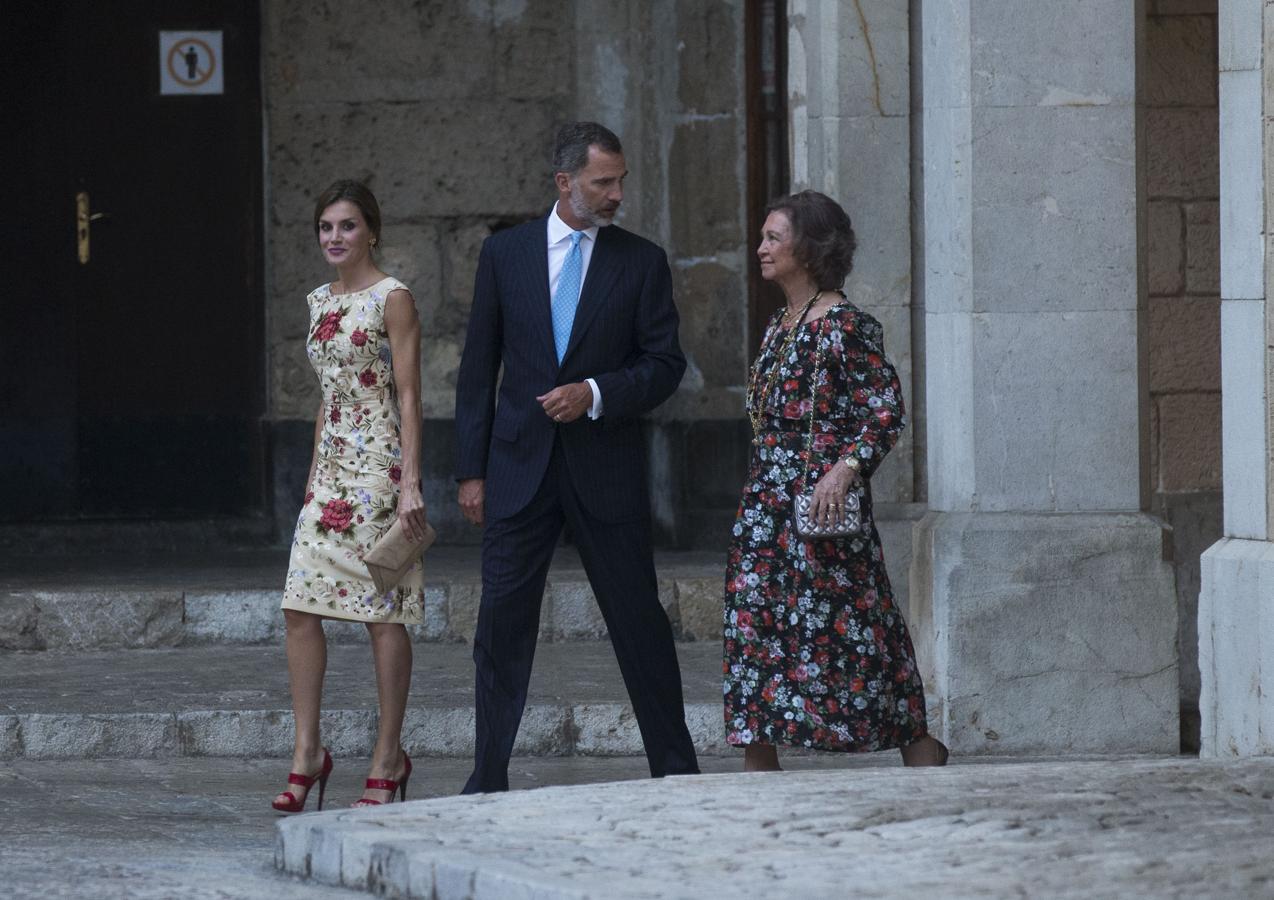 Don Felipe, junto a Doña Letizia y Doña Sofía, ofrecen una recepción a la sociedad balear.. 