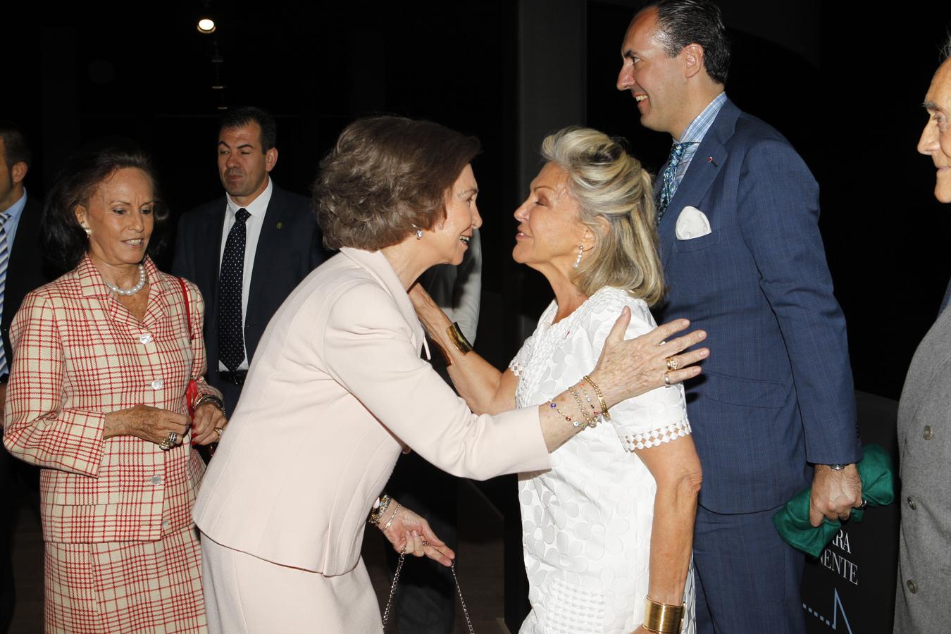 Doña Sofía es saludada por Beatriz de Orleans.. 