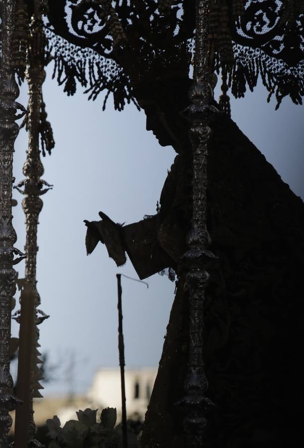 Fotogalería: salida de la Esperanza de Triana de la Catedral y llegada al Baratillo