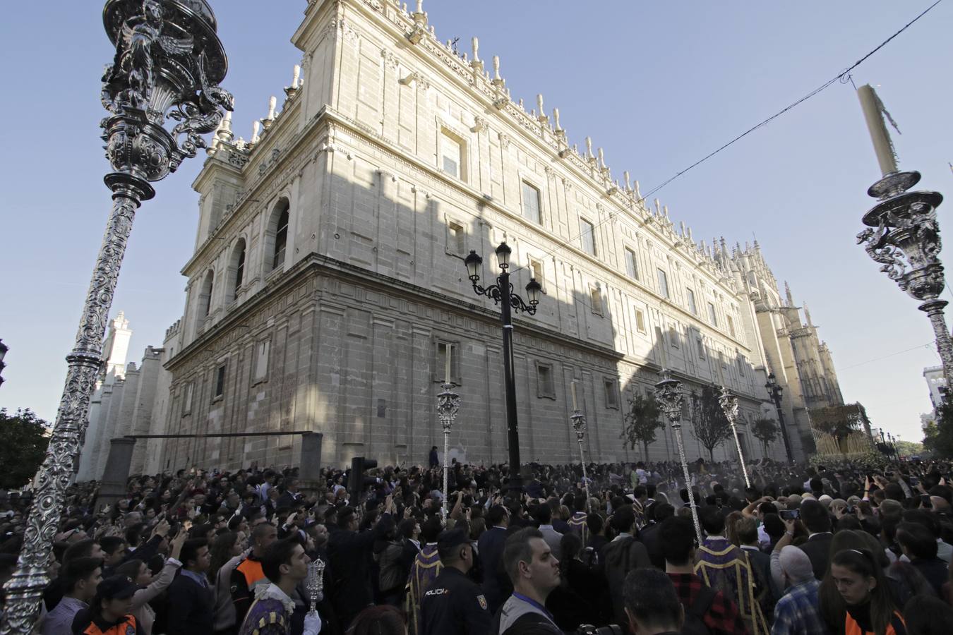 Fotogalería: salida de la Esperanza de Triana de la Catedral y llegada al Baratillo