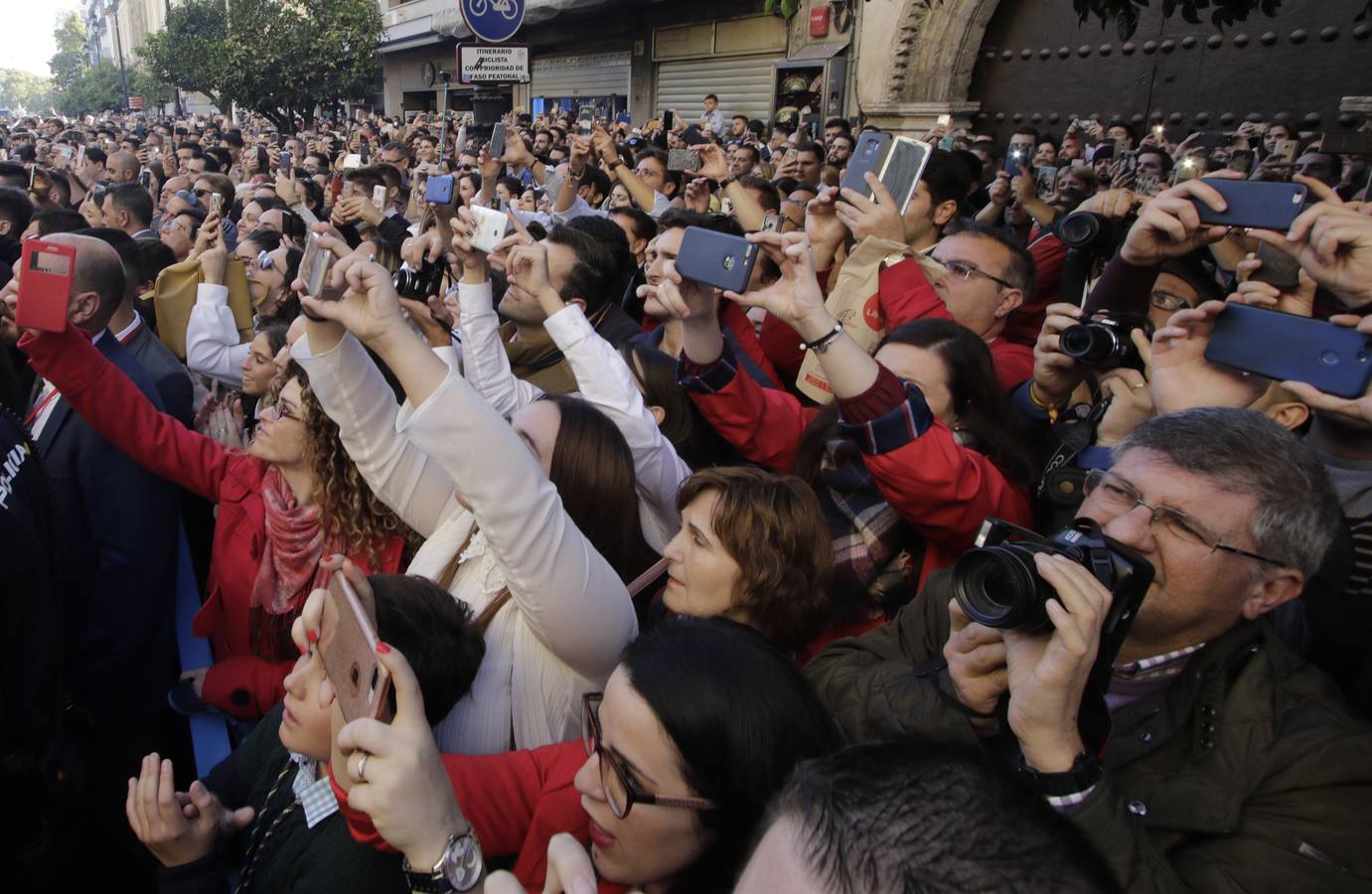 Fotogalería: salida de la Esperanza de Triana de la Catedral y llegada al Baratillo