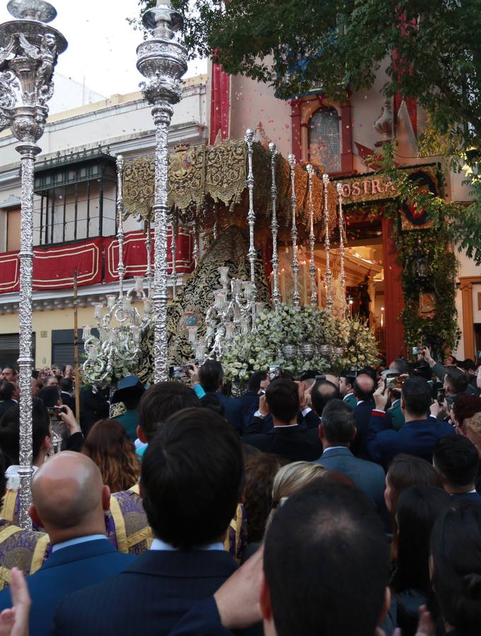 Fotogalería: salida de la Esperanza de Triana de la Catedral y llegada al Baratillo