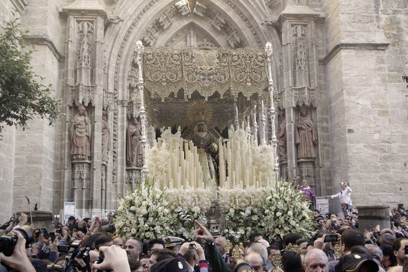 Fotogalería: salida de la Esperanza de Triana de la Catedral y llegada al Baratillo