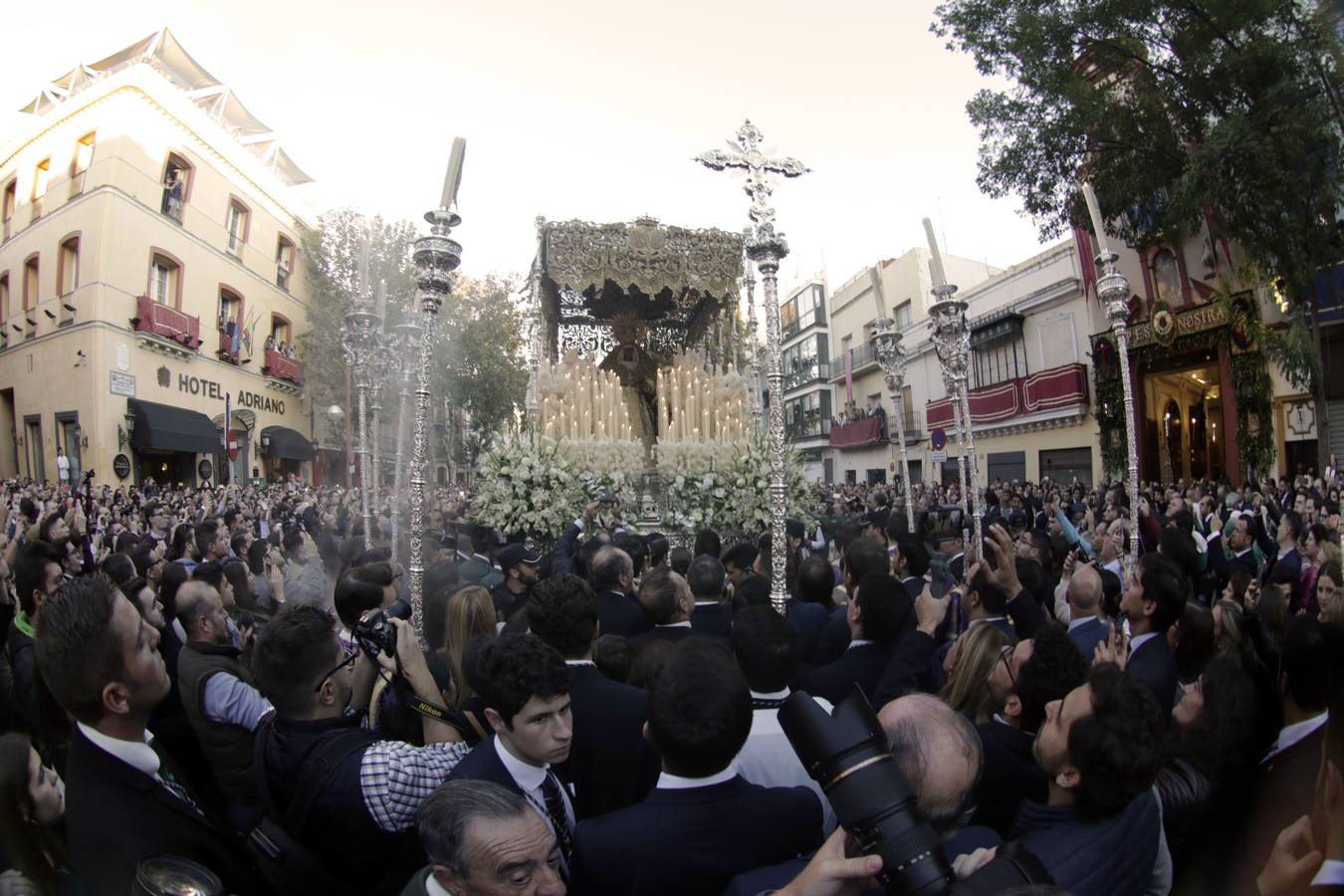 Fotogalería: salida de la Esperanza de Triana de la Catedral y llegada al Baratillo