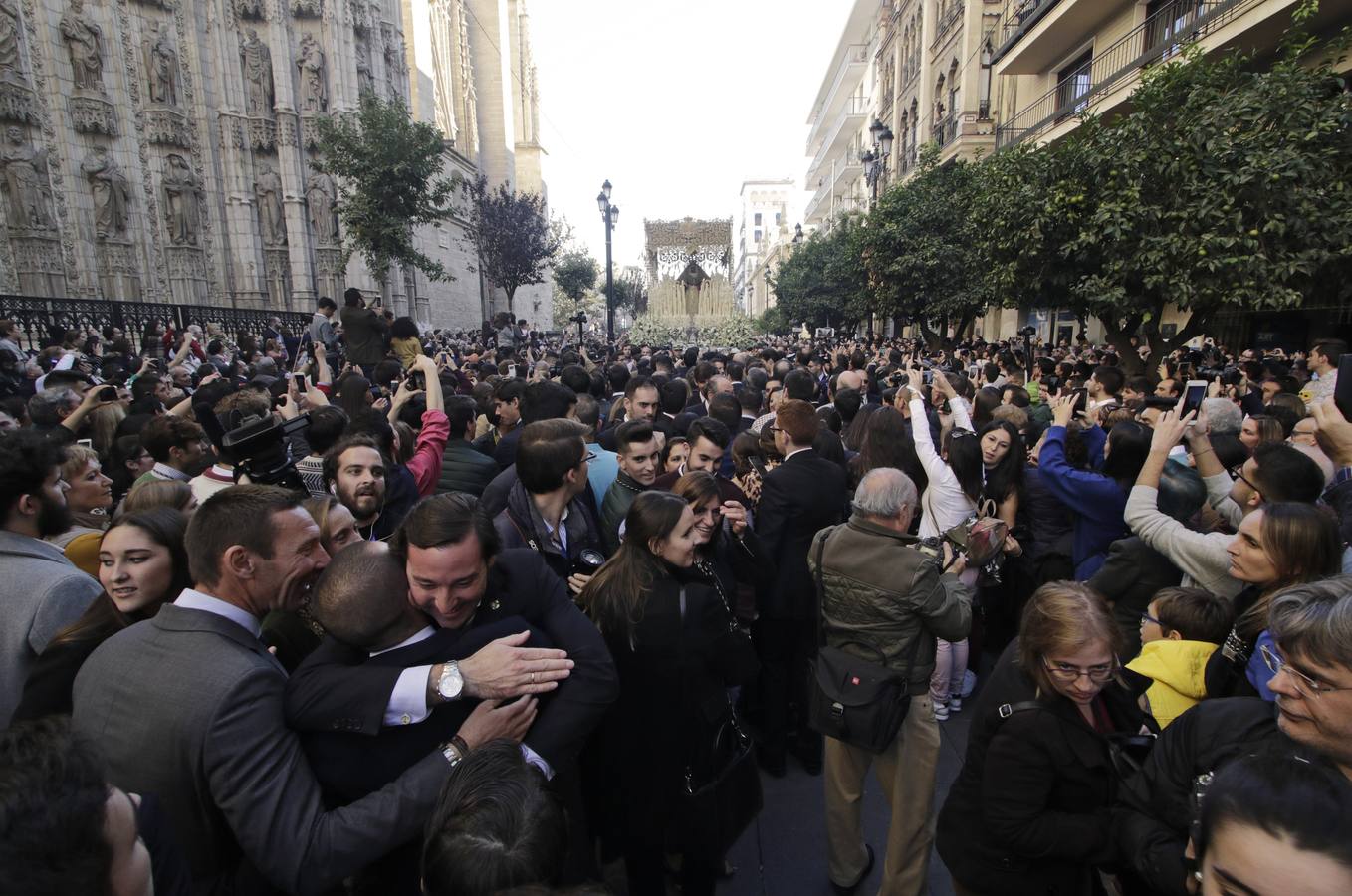 Fotogalería: salida de la Esperanza de Triana de la Catedral y llegada al Baratillo