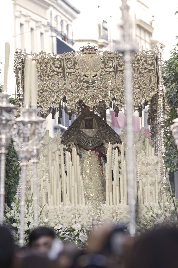 Fotogalería: salida de la Esperanza de Triana de la Catedral y llegada al Baratillo