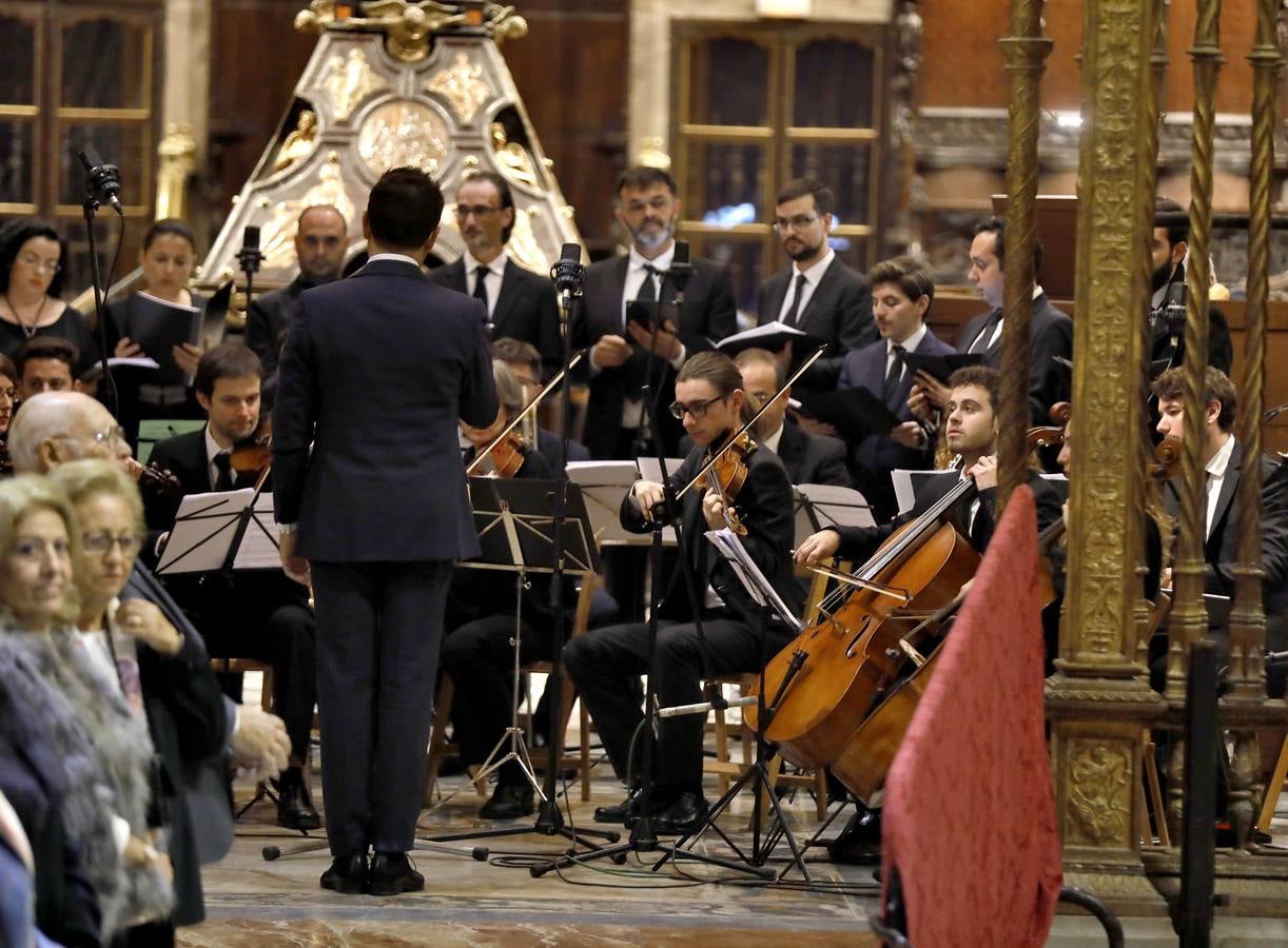 En imágenes: misa por el VI centenario de la Esperanza de Triana en la Catedral de Sevilla