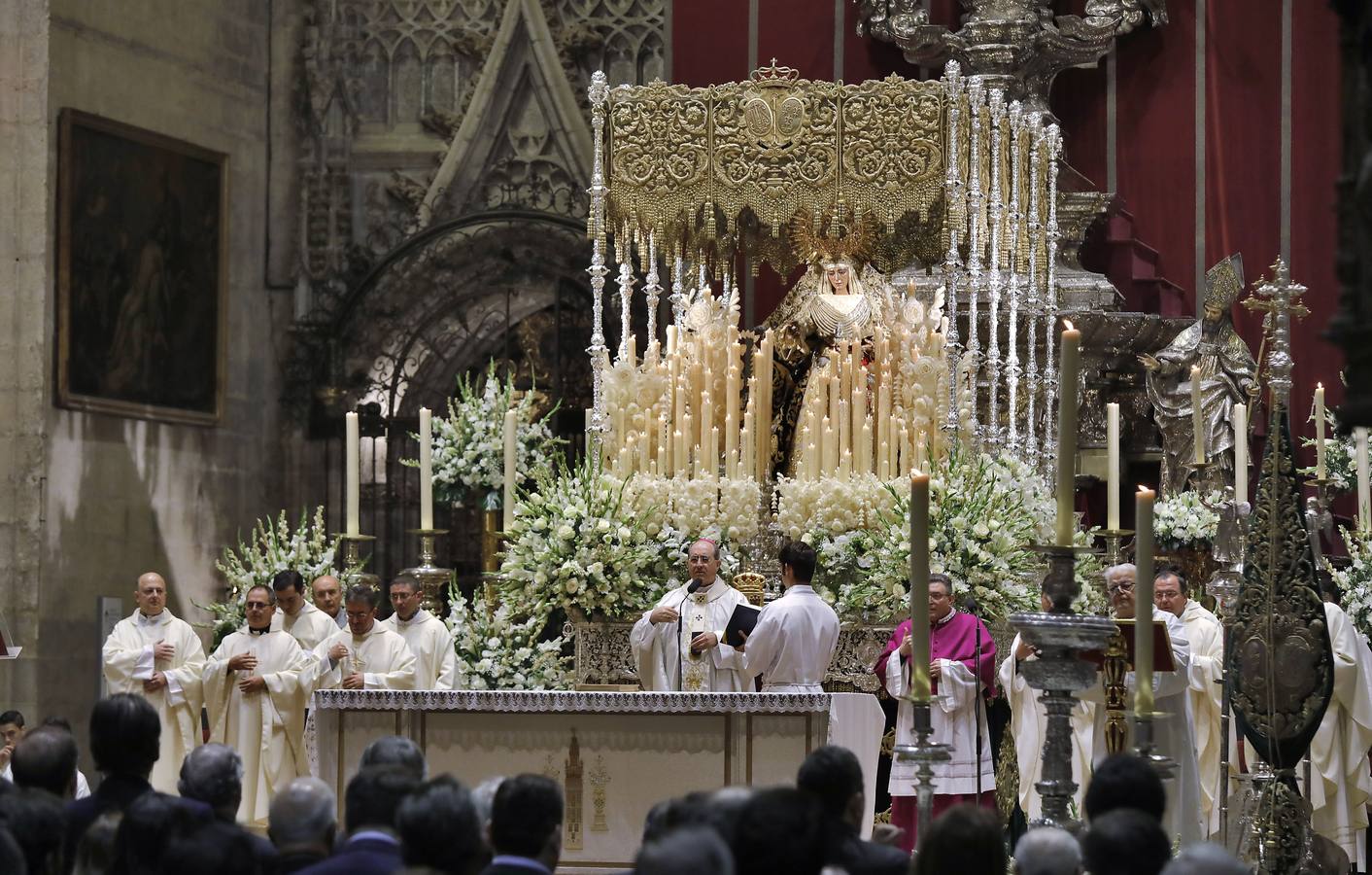 En imágenes: misa por el VI centenario de la Esperanza de Triana en la Catedral de Sevilla