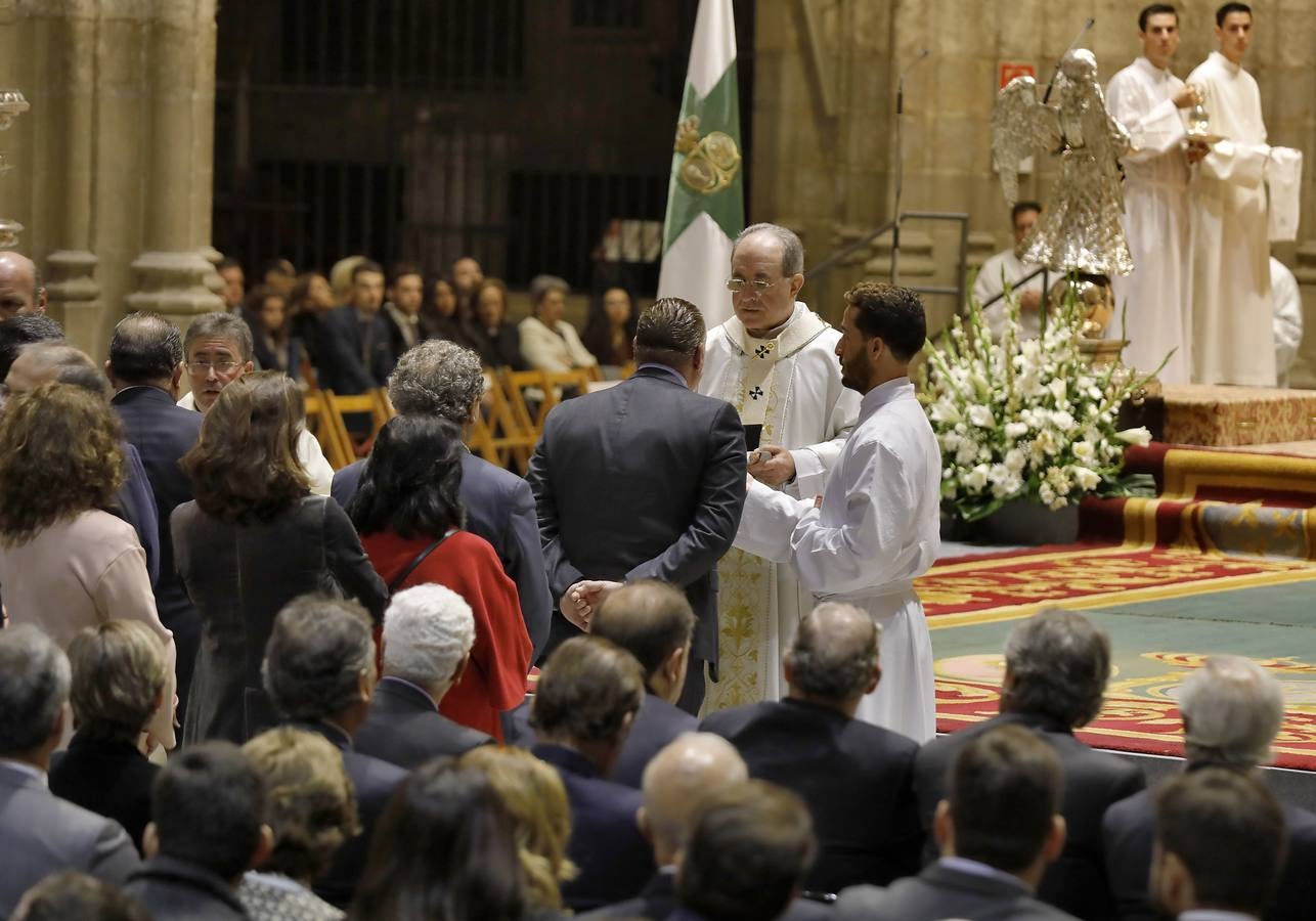 En imágenes: misa por el VI centenario de la Esperanza de Triana en la Catedral de Sevilla