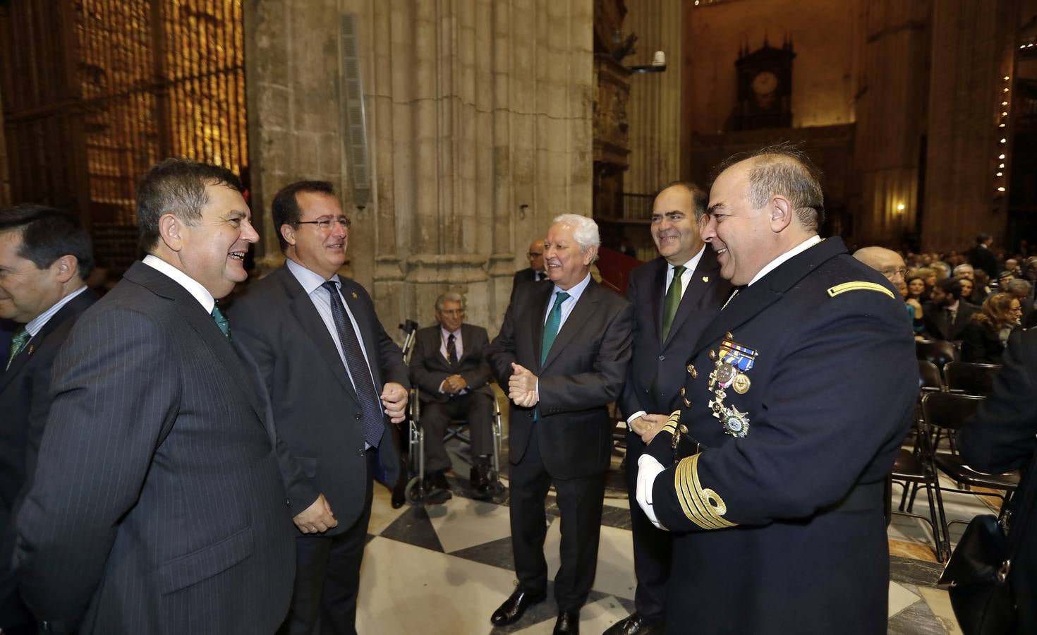 En imágenes: misa por el VI centenario de la Esperanza de Triana en la Catedral de Sevilla