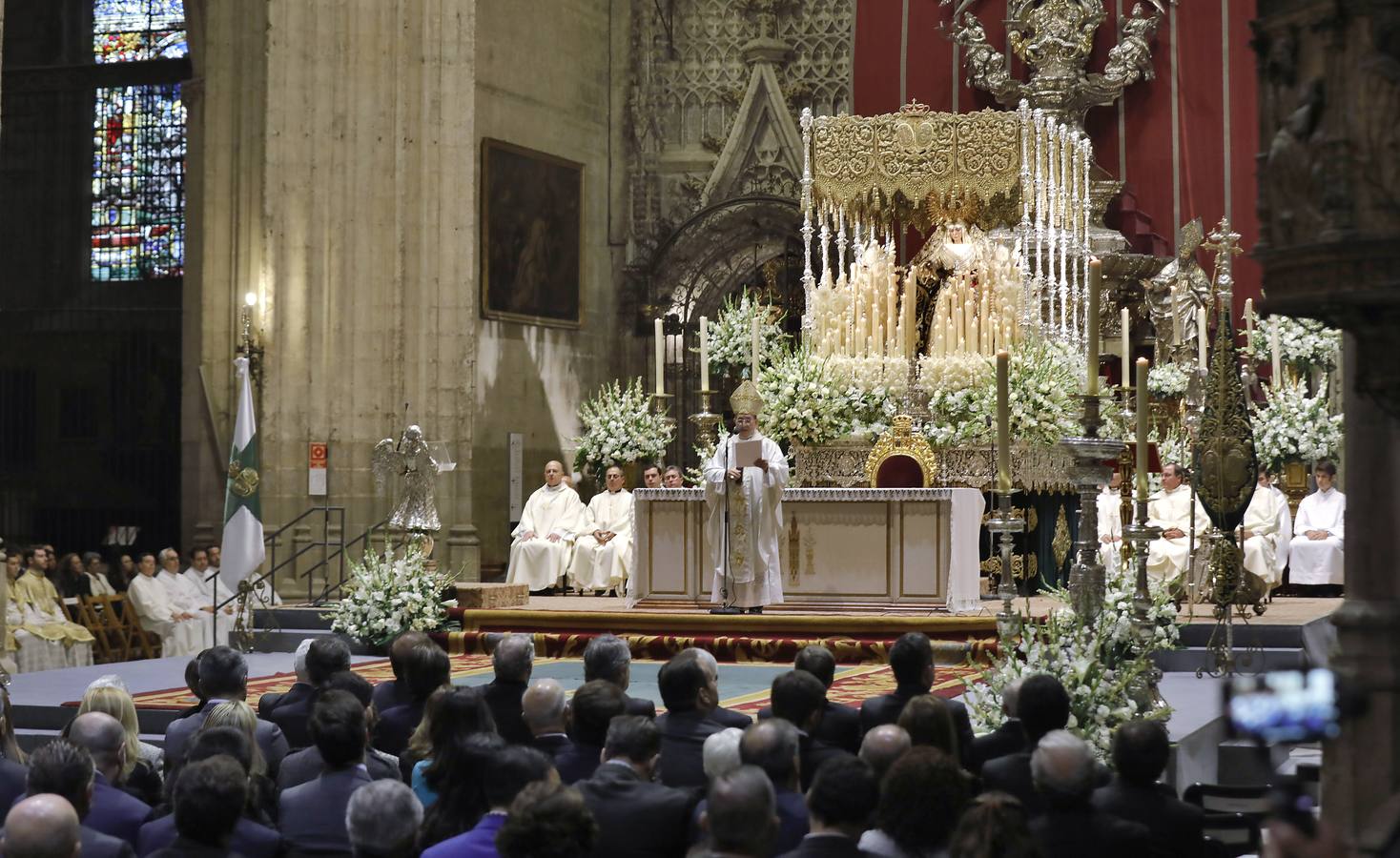 En imágenes: misa por el VI centenario de la Esperanza de Triana en la Catedral de Sevilla