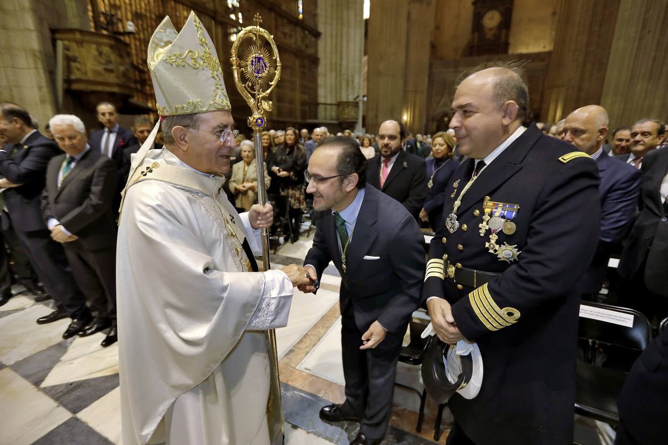 En imágenes: misa por el VI centenario de la Esperanza de Triana en la Catedral de Sevilla