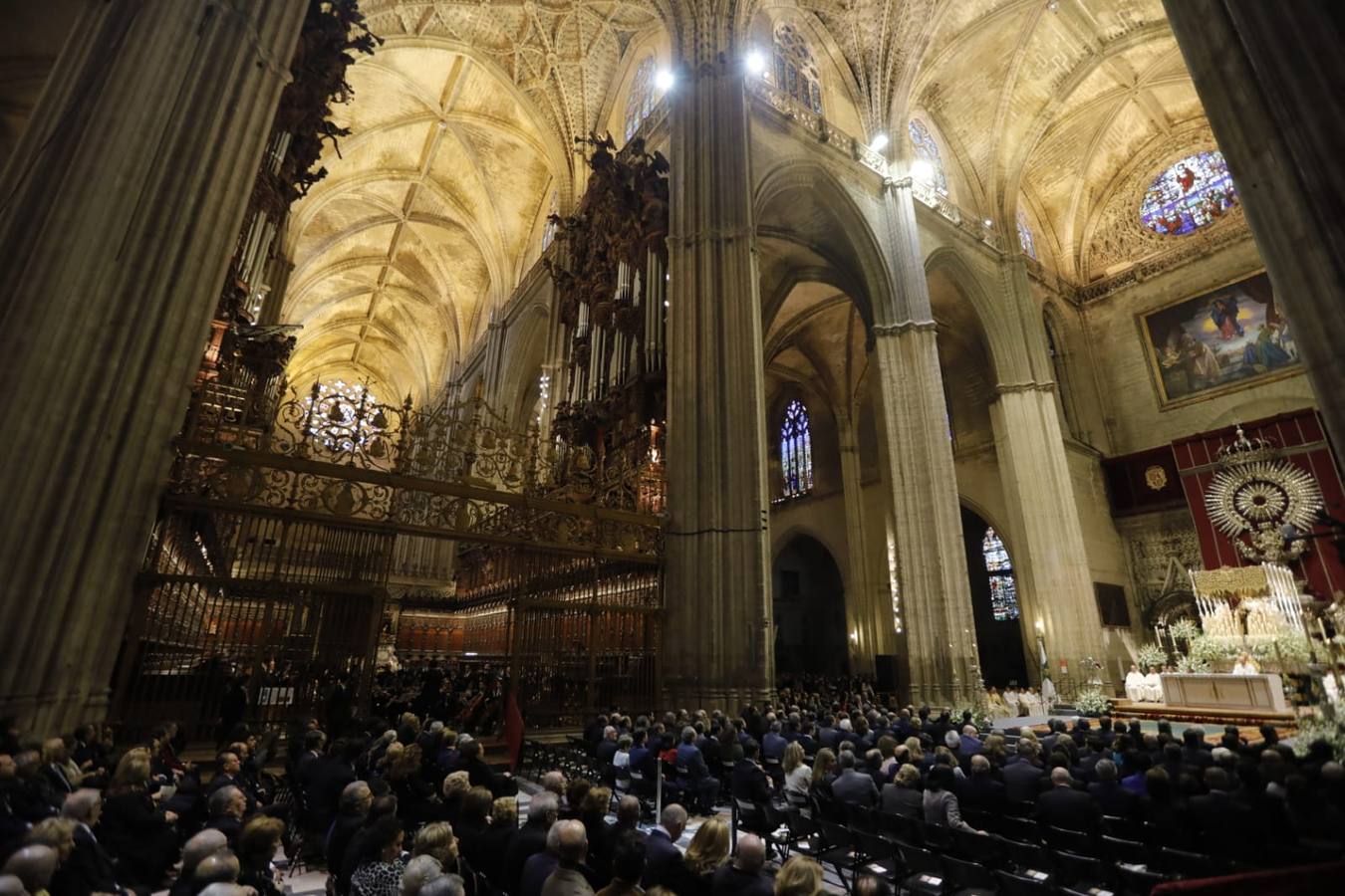 En imágenes: misa por el VI centenario de la Esperanza de Triana en la Catedral de Sevilla