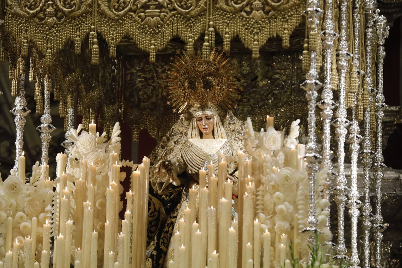 En imágenes: misa por el VI centenario de la Esperanza de Triana en la Catedral de Sevilla