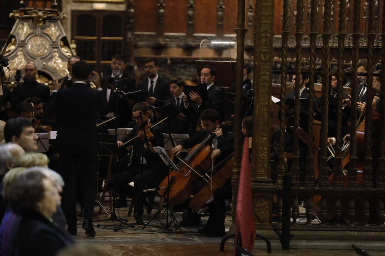 En imágenes: misa por el VI centenario de la Esperanza de Triana en la Catedral de Sevilla