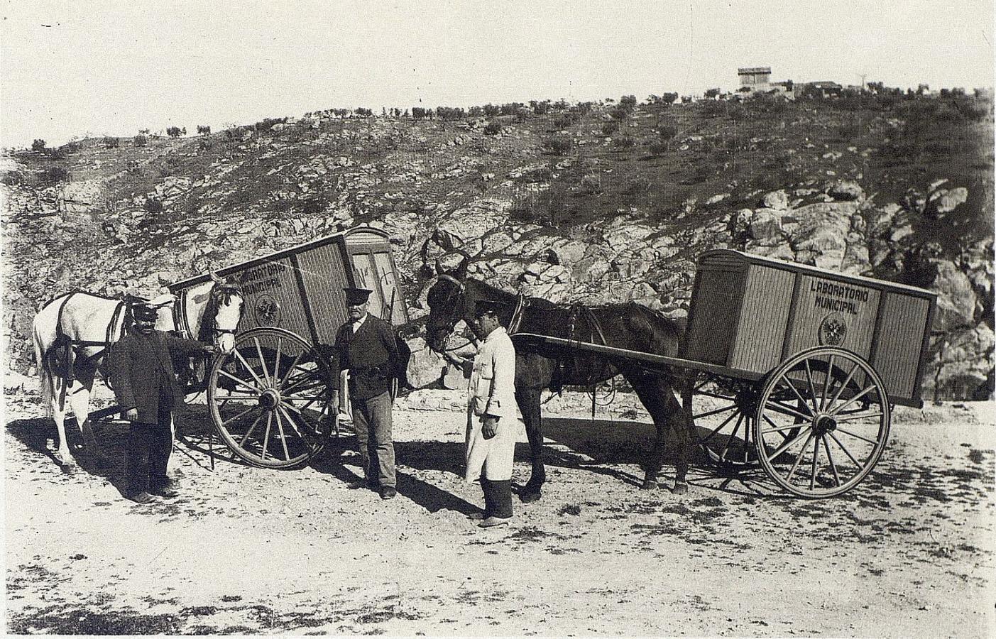 Empleados y material de la Estación de Desinfección. Foto Rodríguez. Archivo Histórico Provincial de Toledo. 