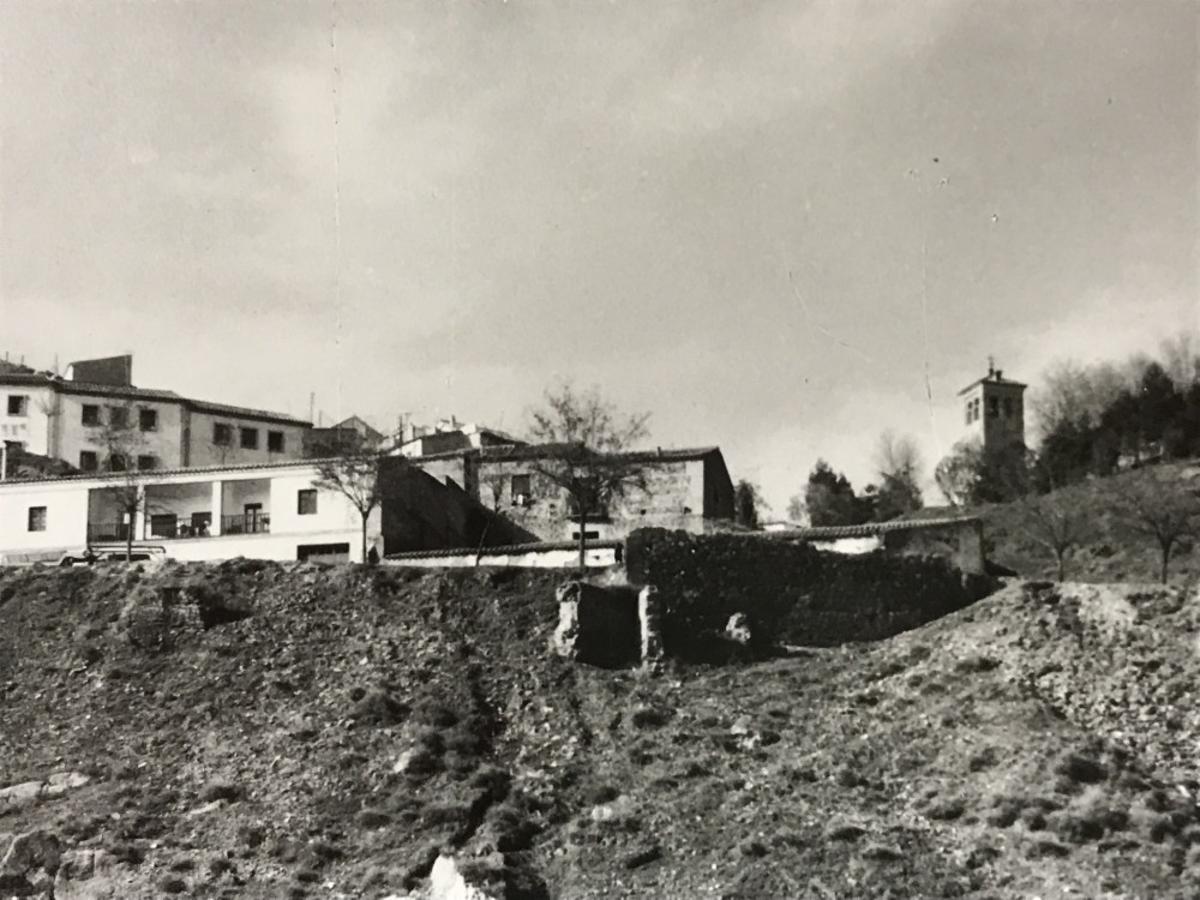 Vista lateral del Corral de Vacas en 1963. Al fondo la torre de San Miguel. Foto Rodríguez. Archivo Municipal de Toledo. 