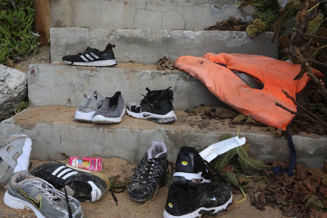 Imágenes de la llegada de la patera a Los Caños