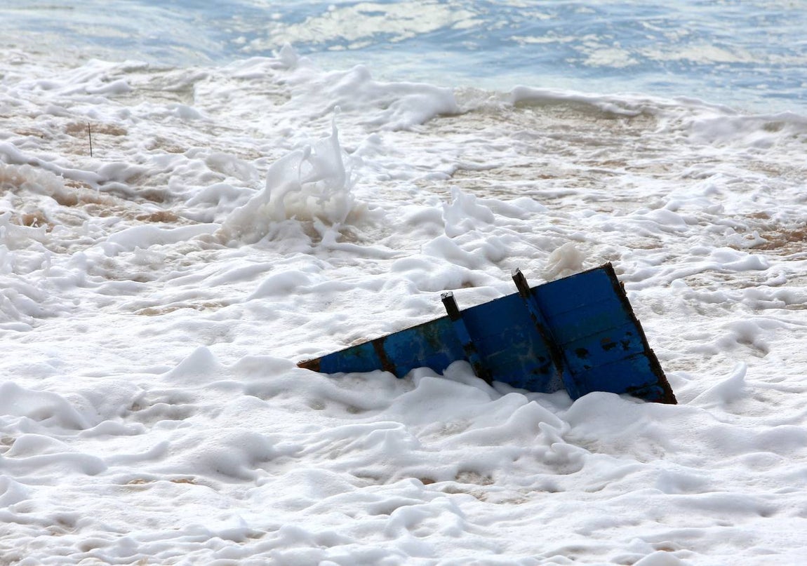Imágenes de la llegada de la patera a Los Caños