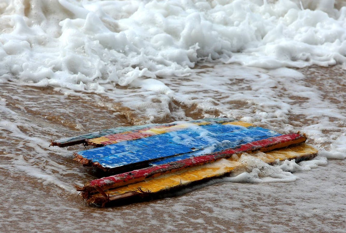 Imágenes de la llegada de la patera a Los Caños