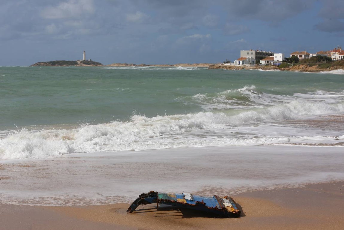 Imágenes de la llegada de la patera a Los Caños