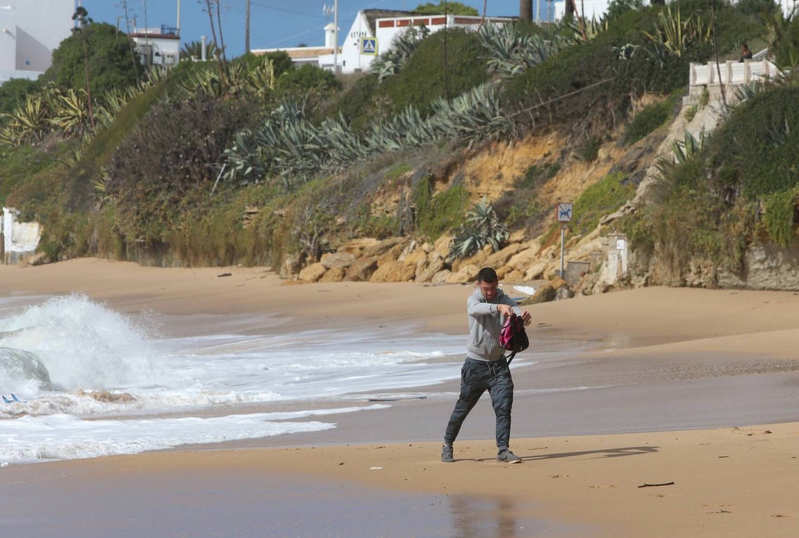 Imágenes de la llegada de la patera a Los Caños