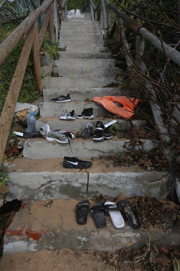 Imágenes de la llegada de la patera a Los Caños